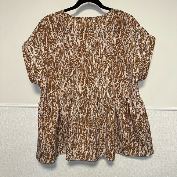 Women's Staccato Brown & White Print Top Size Medium Ruffle Bottom V-neck Blouse - Picture 8 of 8